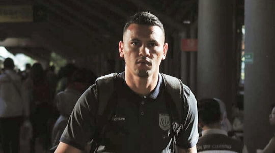 Alex Goncalves berangkat ke Sleman dari Stasiun Gubeng Surabaya. (Foto: Istimewa)