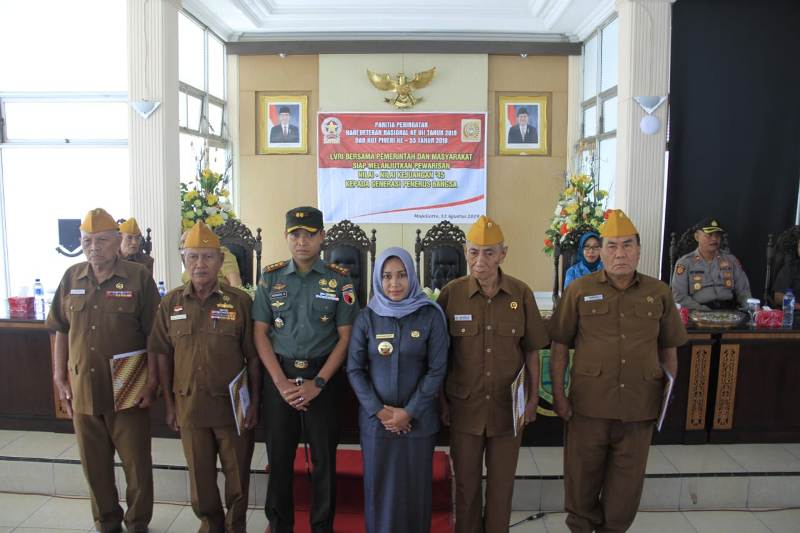 Walikota Mojokerto, Hj. Ika Puspitasari, SE., dan Dandim 0815 Mojokerto Letkol Kav Hermawan Weharima, SH., foto bersama dengan anggota Veteran Penerima Gelar Veteran Pembela Kemerdekaan dan Perdamaian 