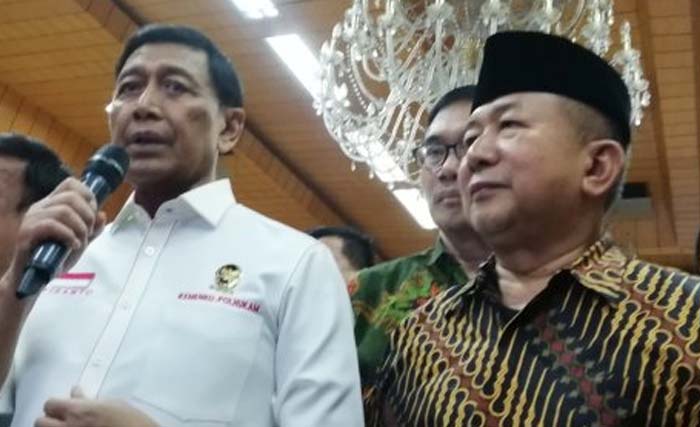 Sarjono Kartosuwiryo, anak Kartosuwiryo didampingi Menko Polhukam Wiranto di gedung Kemenko Polhukam, Jl Merdeka Barat, Jakarta Pusat, Selasa. (Foto:Antara)  