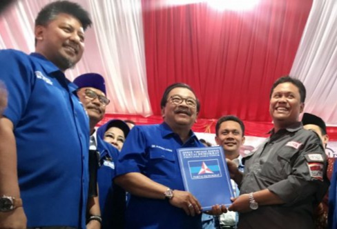 Pakde Karwo saat menjadi Ketua DPD Jatim Partai Demokrat. (Foto: Antara)