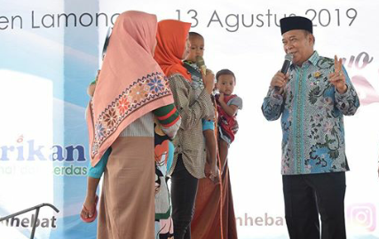 Bupati Fadeli memberi penyuluhan kepada ibu-ibu dan balitanya. (Foto: Nasih/ngopibareng.id)