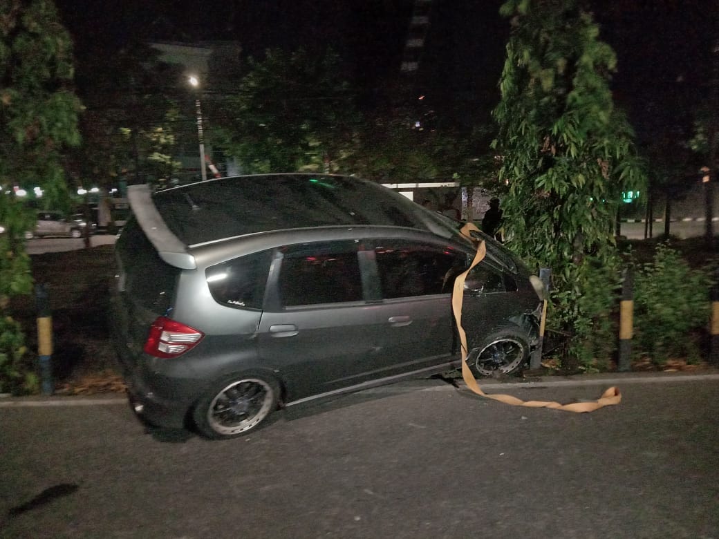 Mobil Honda Jazz yang menabrak pembatas jalan di Ahmad Yani Surabaya. (Foto: Faiq/ngopibareng.id)