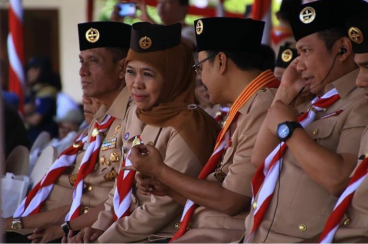 Gubernur Jawa Timur saat berbincang dengan Ketua Pramuka Jatim Saifullah Yusuf alias Gus Ipul di Grahadi. (Foto: Istimewa)