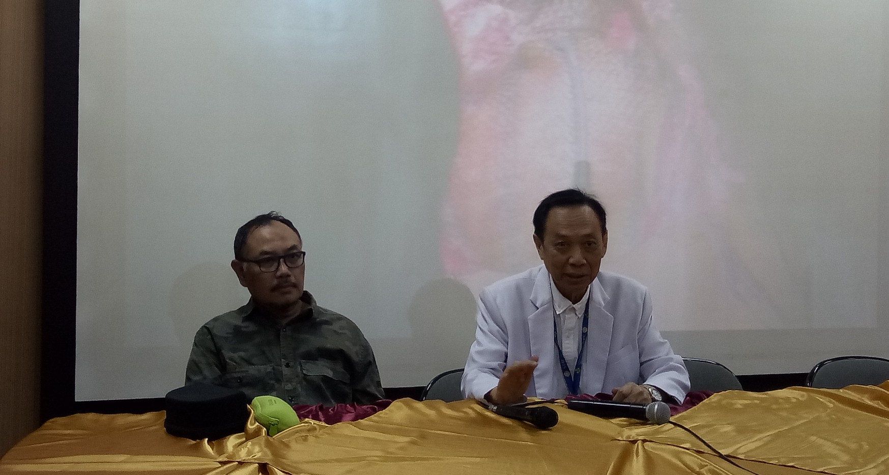 Dokter Heroe Soebroto, SpBTKV spesialis bedah toraks, anggota tim operasi pemisahan bayi kembar siam bersama Ketua Tim Pusat Pelayanan Terpadu Kembar Siam RSUD Dr.Soetomo Surabaya dr. Agus Harianto saat memberikan keterangan pers.  (Foto: Pita/ngopibareng.id)