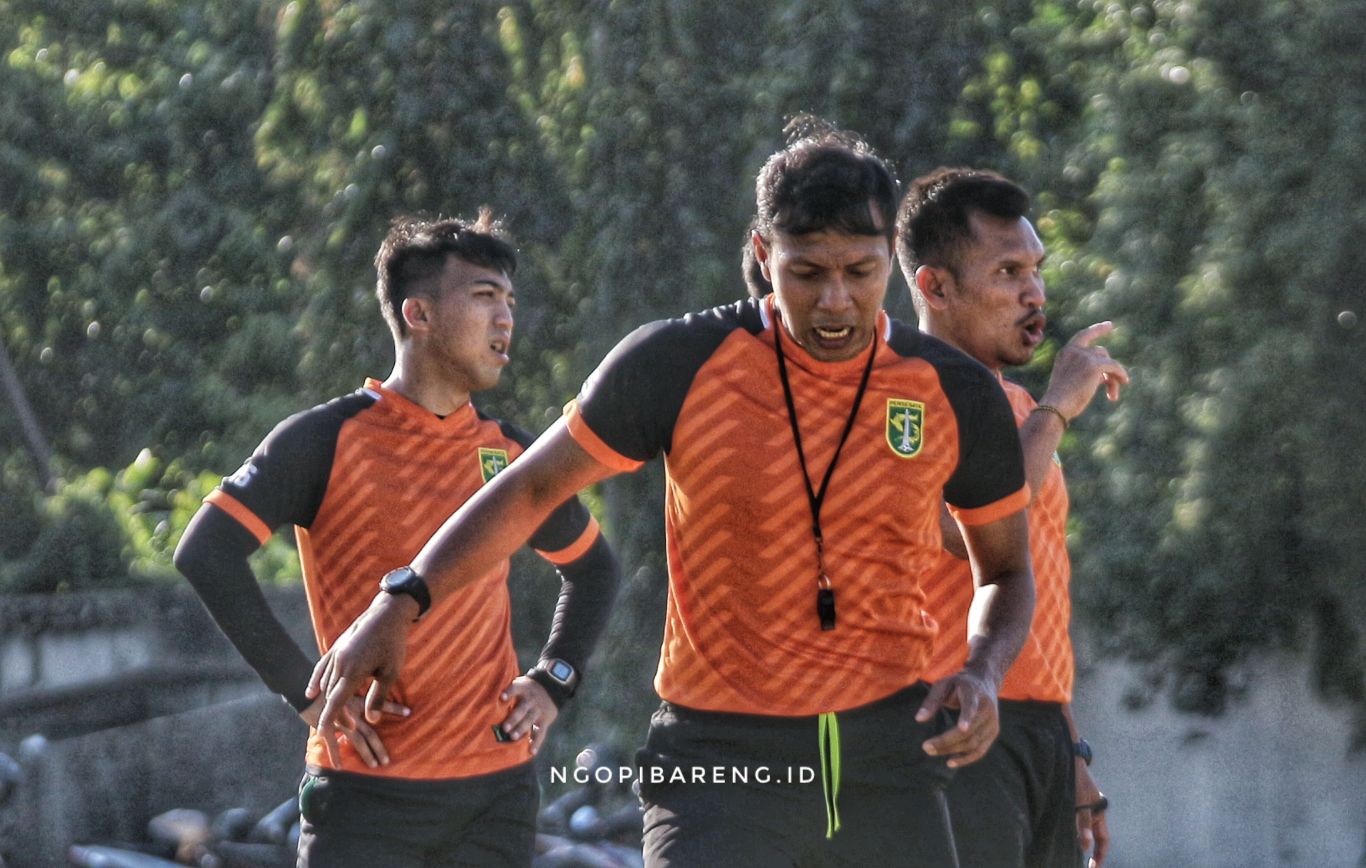 Caretaker Persebaya, Bejo Sugiantoro, saat memimpin latihan Bajul Ijo. (Foto: Haris/ngopibareng.id)