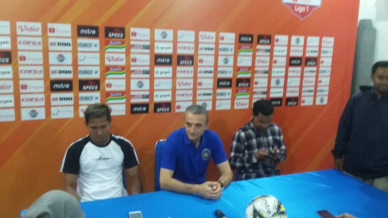 Pemain Arema FC, Hendro Siswanto (kiri) dan Pelatih Arema FC, Milomir Seslija (kanan) ketika sesi konferensi pers di Kantor Arema FC (Theo/Ngopibareng.id)