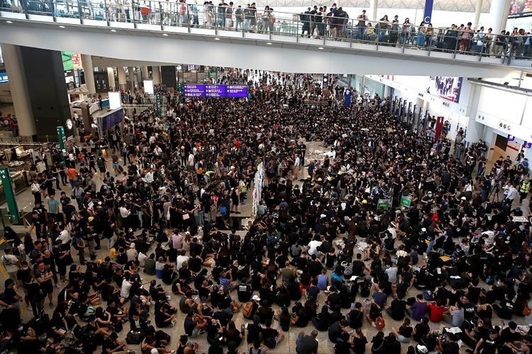 Aksi para akvitis anti-pemerintah Hong Kong. (Foto: afp)