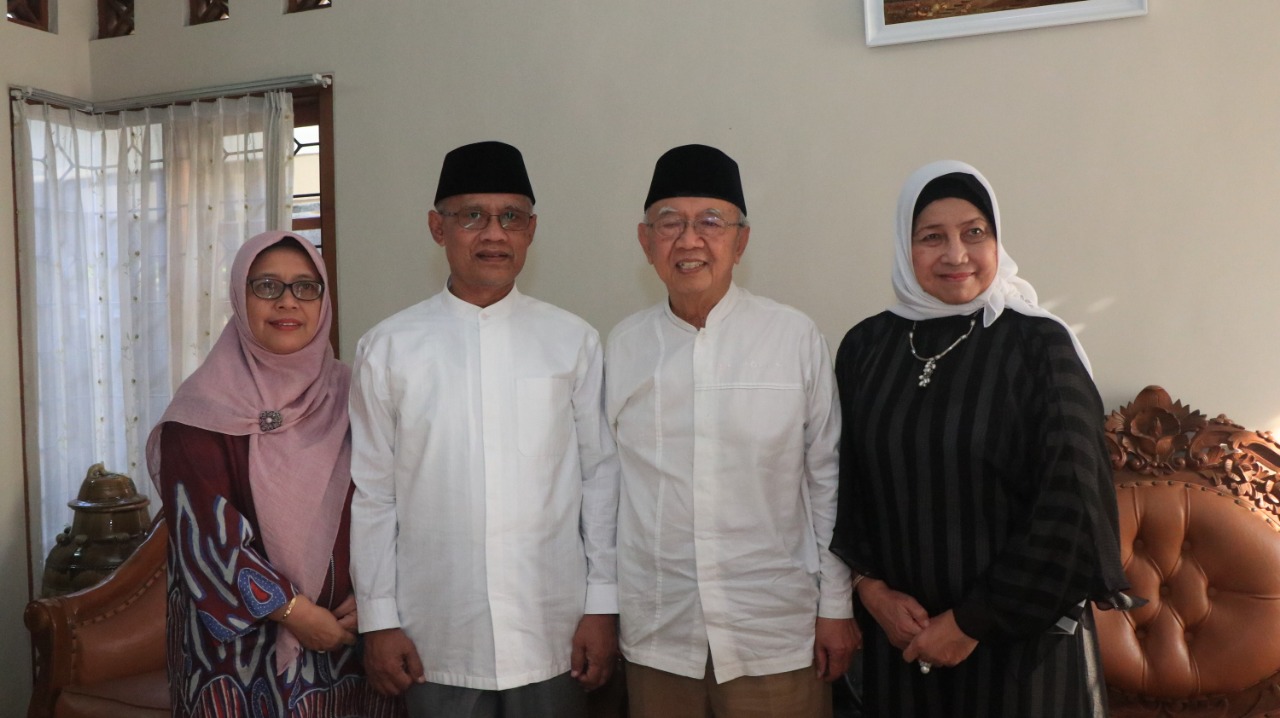 Gus Sholah bersama Ny Farida (isterinya) dan Haedar Nashir didampingi isterinya. (Foto: muhammadiyah.or.id)