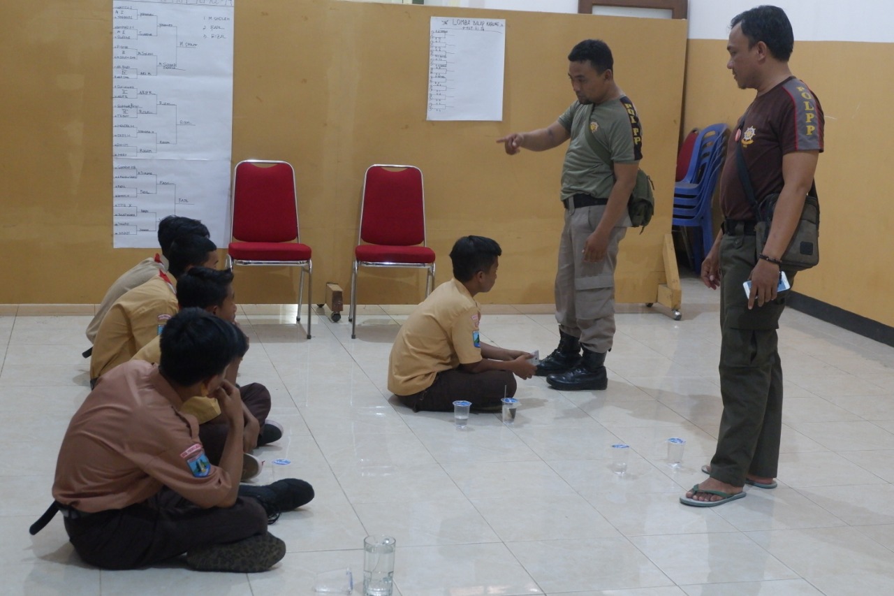 DELAPAN pelajar bolos sekolah yang terjaring razia Satpol PP Kota Probolinggo. (Foto: Ikhsan/ngopibareng.id)