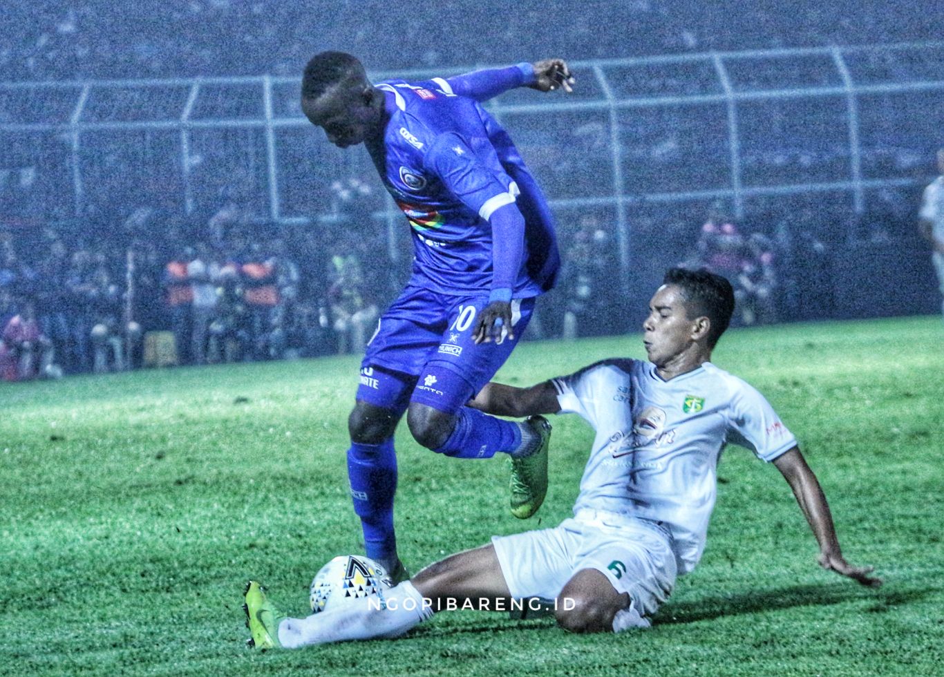 Pertandingan Persebaya vs Arema. (Foto: Haris/ngopibareng.id)