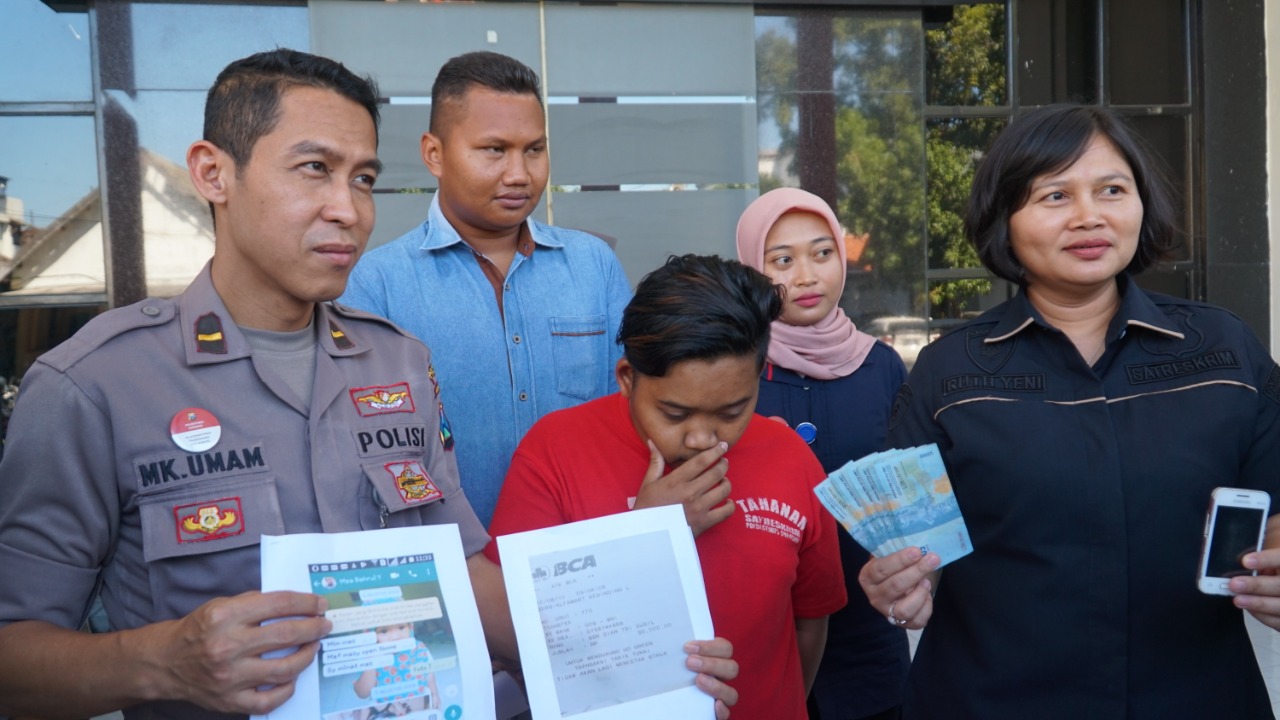 Tersangka saat berada di Mapolrestabes Surabaya. (Foto: istimewa)