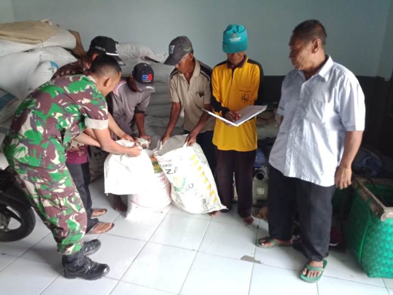 Babinsa Mojowono Serda Achmad Faizin saat mendampingi poktan terima bantuan pupuk