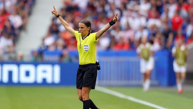 Stephanie Frappart memimpin duel Liverpool vs Chelsea. (Foto: Richard Heathcote/Getty Images)