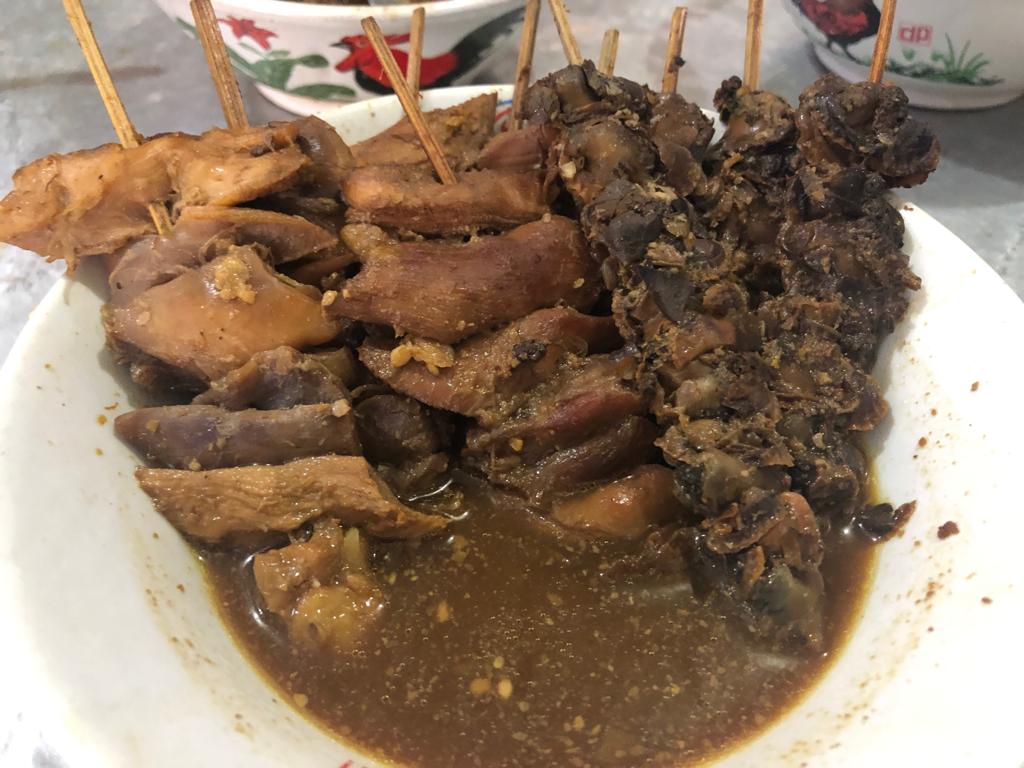 Sate ayam dan kerang menjadi penambah sedap soto.