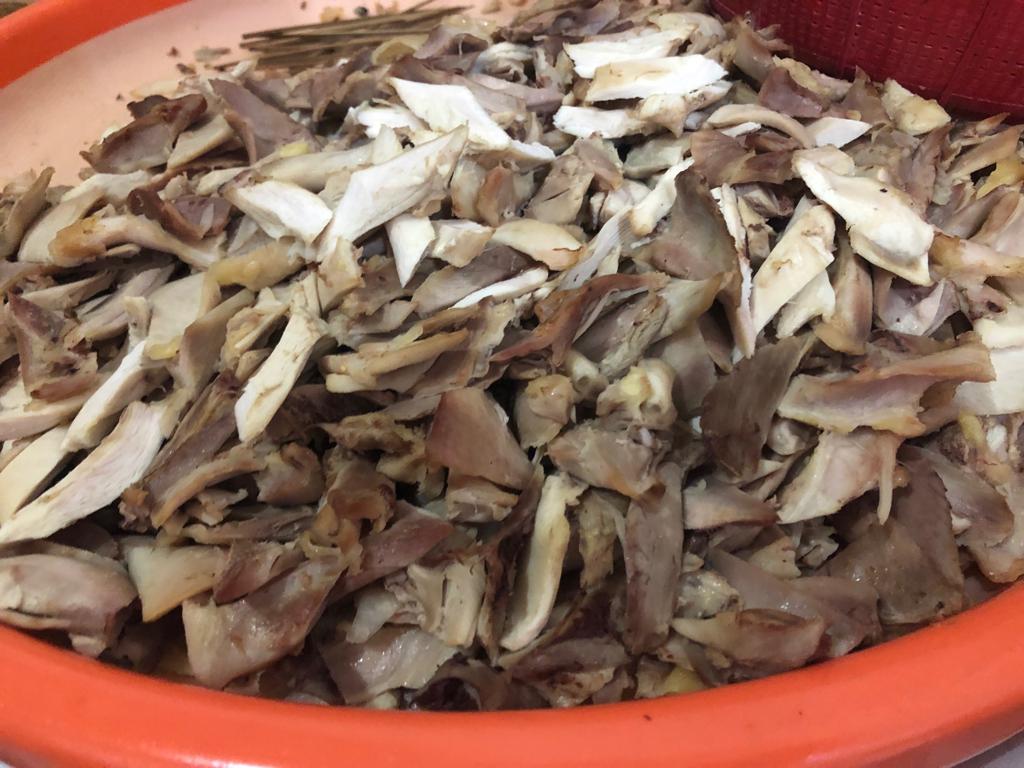 Suwiran daging ayam siap diracik.