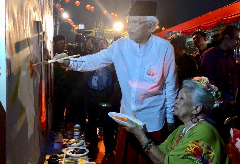 Gus Mus dan Kartika Afandi di Klenteng Sam Po Kong Semarang. (Foto Arif Afandi/ngopibareng.id)