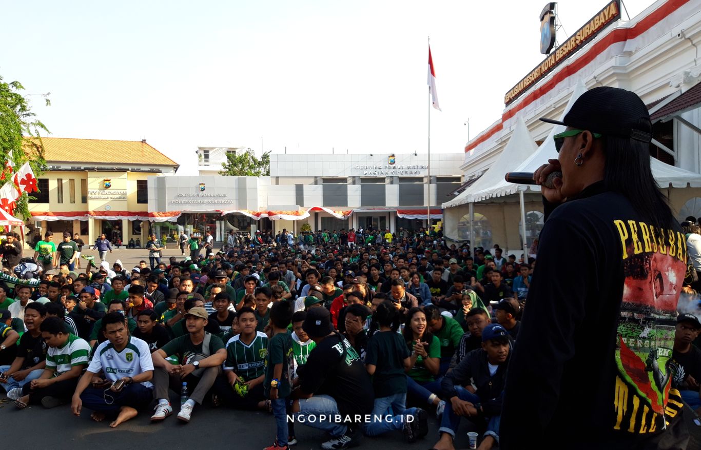 Nobar laga Arema vs Persebaya di Polrestabes Surabaya. (Foto: Haris/ngopibareng.id)