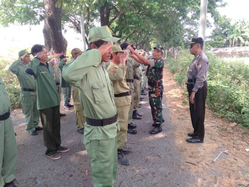 Babinsa Koramil 0815/19 Magersari Peltu Matorin dan Serka Abas Tirtana bersama Bhabinkamtibmas melatih Anggota Satlinmas