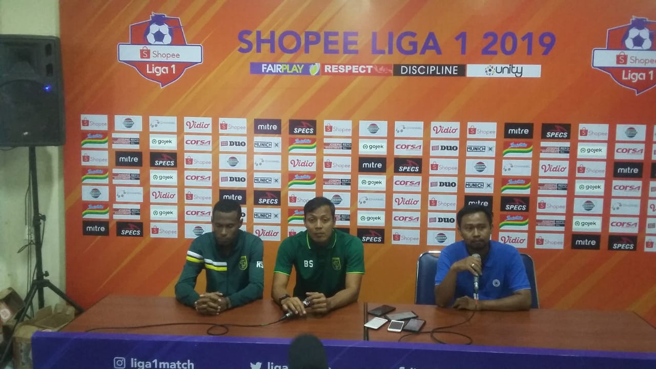 Kapten Persebaya, Ruben Karel Sanadi (kiri), Pelatih Caretaker Persebaya, Bejo Sugiantoro (tengah) dan Mo Arema FC, Sudarmaji (kanan) saat memberikan keterangan pers usai laga Arema Fc vs Persebaya Surabaya di Stadion Kanjuruhan, Malang (Theo/Ngopibareng.id)