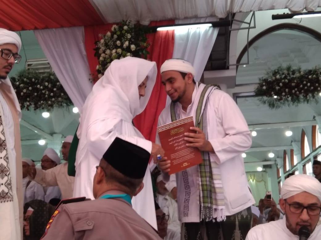 Ustadz Muhammad Al-Habsyi bersama Habib Luthfi bin Yahya, yang dikenal ulama nasionalis dari Pekalongan. (Foto: ist/ngopibareng.id)