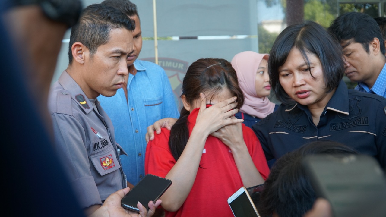 Akp Ruth Yeni (Kanan) bersama Kaur Subbag Humas, Ipda MK Umam (kiri) dengan tersangka WR saat konferensi pers di Mapolrestabes Surabaya. (Foto: Faiq/ngopibareng.id)