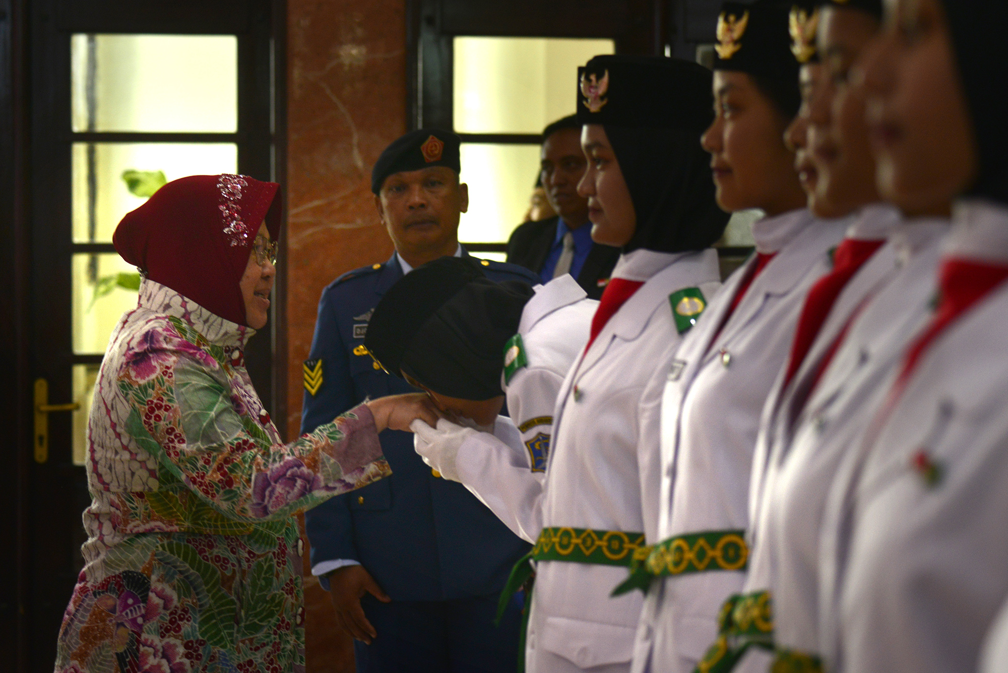 Risma saat mengukuhkan para paskibraka. (Foto: Alief/ngopibareng.id)