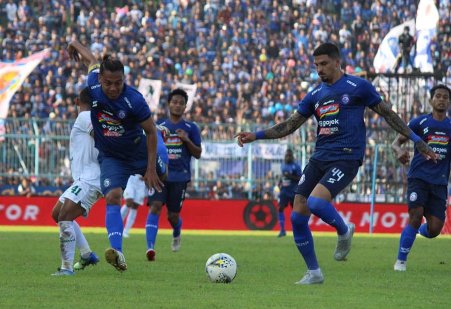 Para pemain Arema di laga ini mengenakan jersey baru buatan lokal. (Foto: Haris/ngopibareng.id)