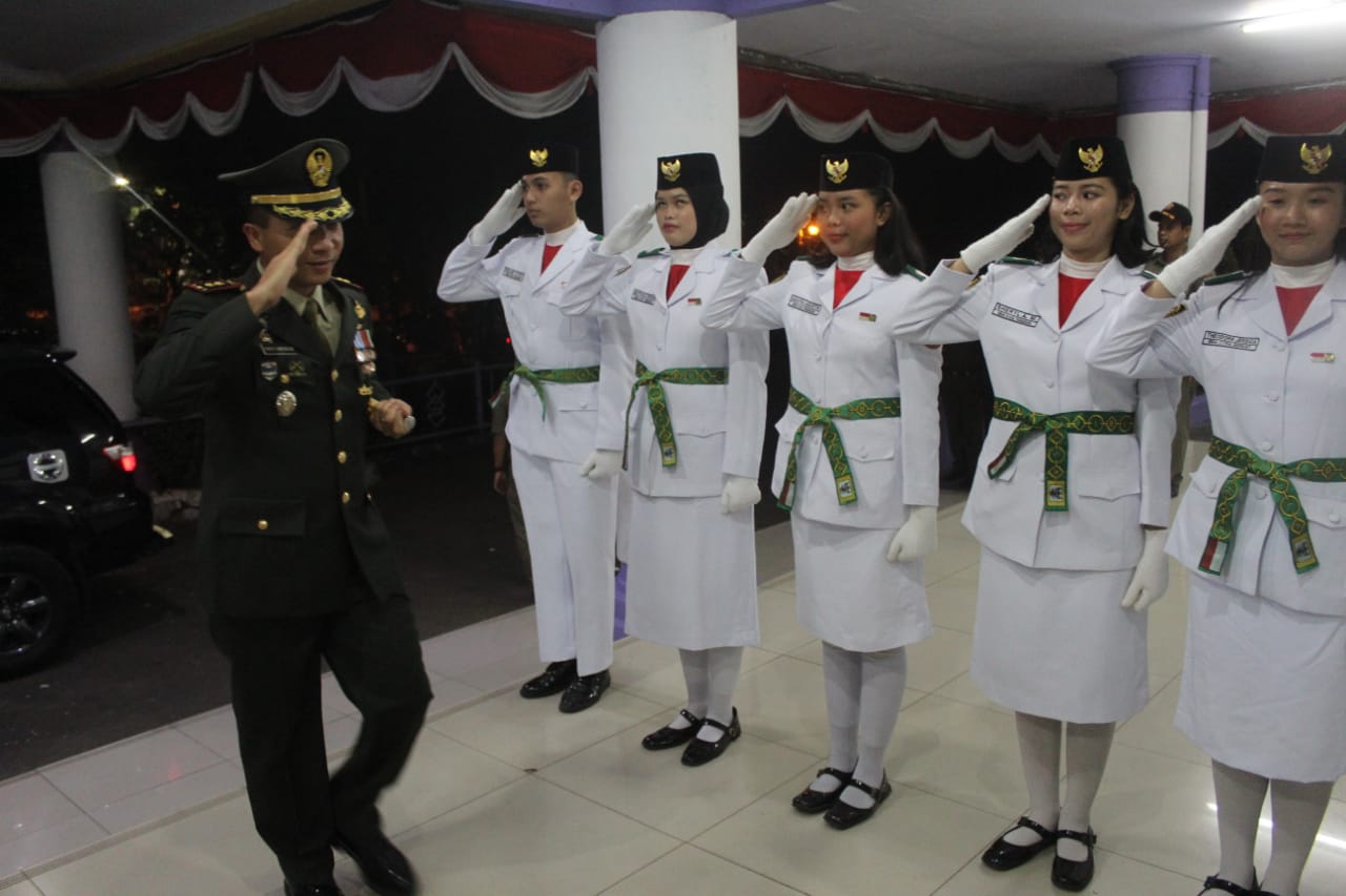 Dandim 0510/Tigaraksa saat memasuki tempat acara pengukuhan Paskibraka Kapupaten Tangerang