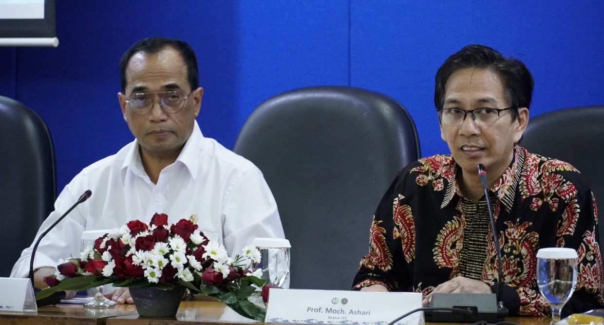 Menteri Perhubungan RI Ir Budi Karya Sumadi danRektor ITS Prof Dr Ir Mochammad Ashari M Eng saat berdikusi tentang kerjasama dalam pengembangan wisata di Indonesia (Foto: istimewa)  