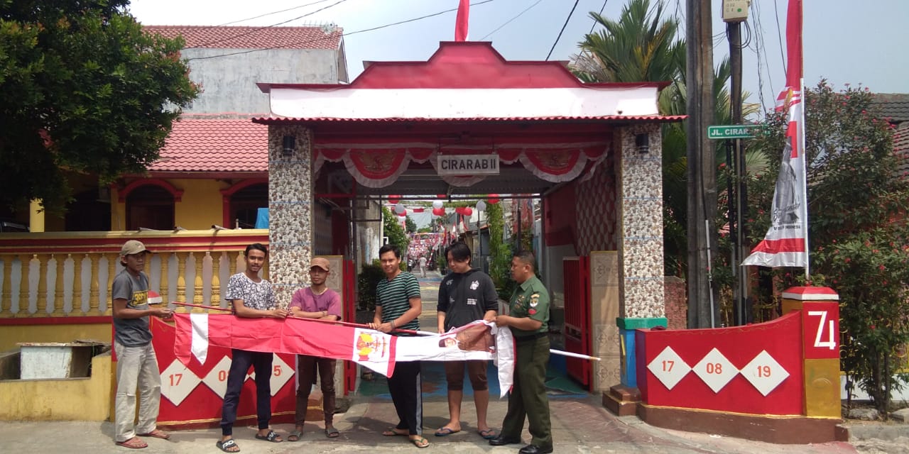 Suasana giat pemasangan bendera merah putih dan umbul-umbul