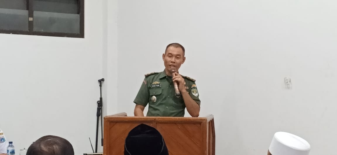 Danramil 02/Matraman Mayor Inf Ahmad Yuono saat memberikan sambutan kepada peserta Komsos Kommas