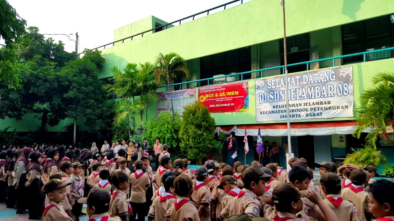 Suasana upacara bendera di SDN Jelambar 08 Jakarta Barat