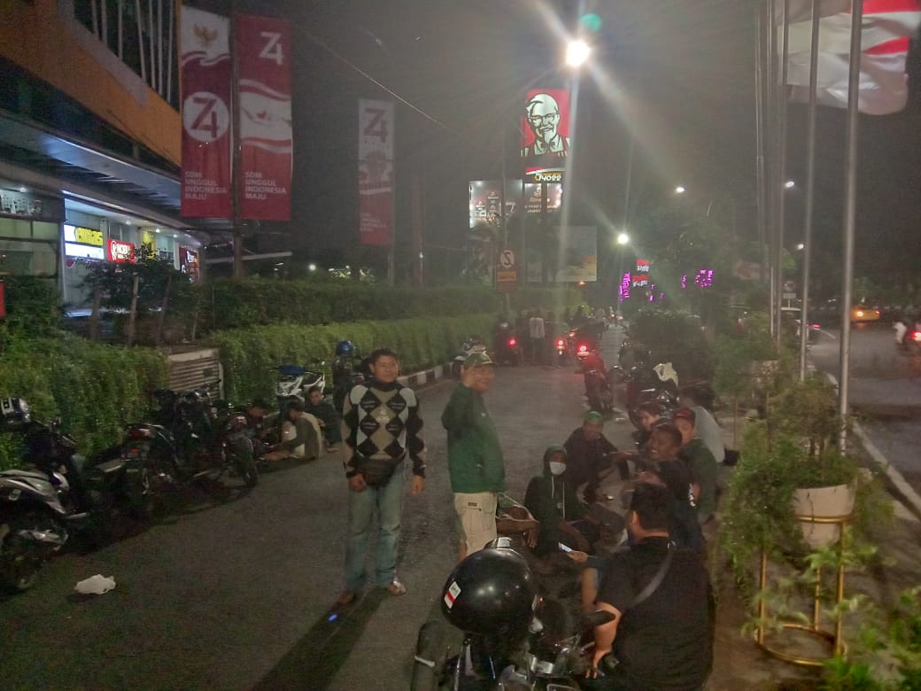 Bonek menunggu bus Persebaya di Bundaran Waru. (Foto: Faiq/ngopibareng.id)