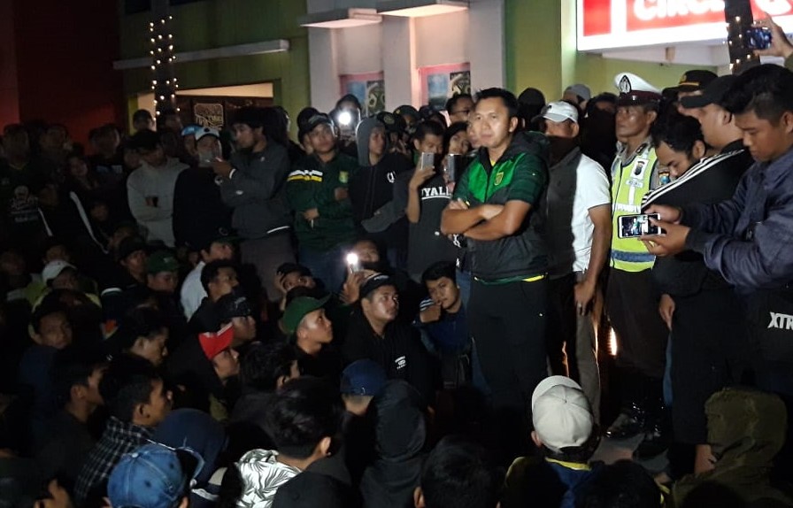 Presiden Klub Persebaya menemui bonekmania yang menduduki kantor Persebaya, Kamis, 15 Agustus 2019. (Foto: Haris/ngopibareng.id)