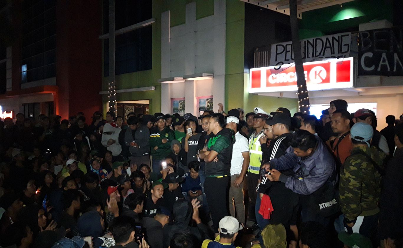 Presiden Tim Persebaya saat temui Bonek Mania. (Foto: Haris/ngopibareng.id)