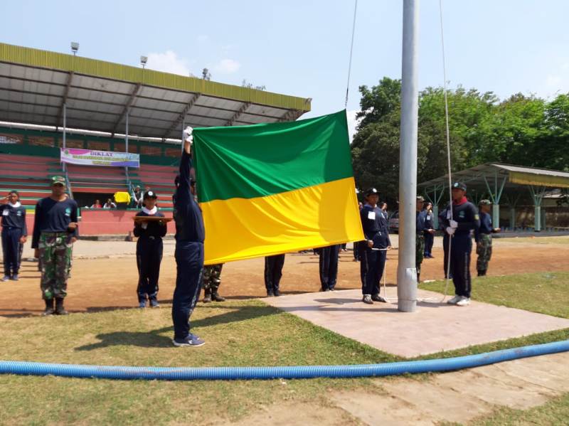 Batiops Kodim 0815 Peltu Haryanto dan Baminpers Kodim 0815 Serka I Made Arnawa Saat Melatih Paskibraka Kota Mojokerto di Lapangan Gelora A. Yani 