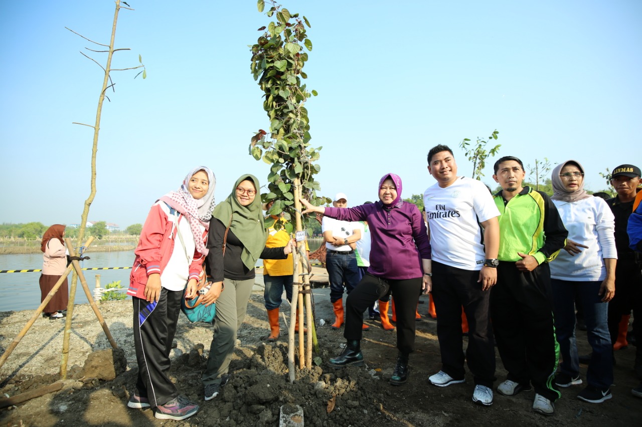 Risma saat berfoto dengan jajarannya tadi pagi. (Foto: Alief/ngopibareng.id)