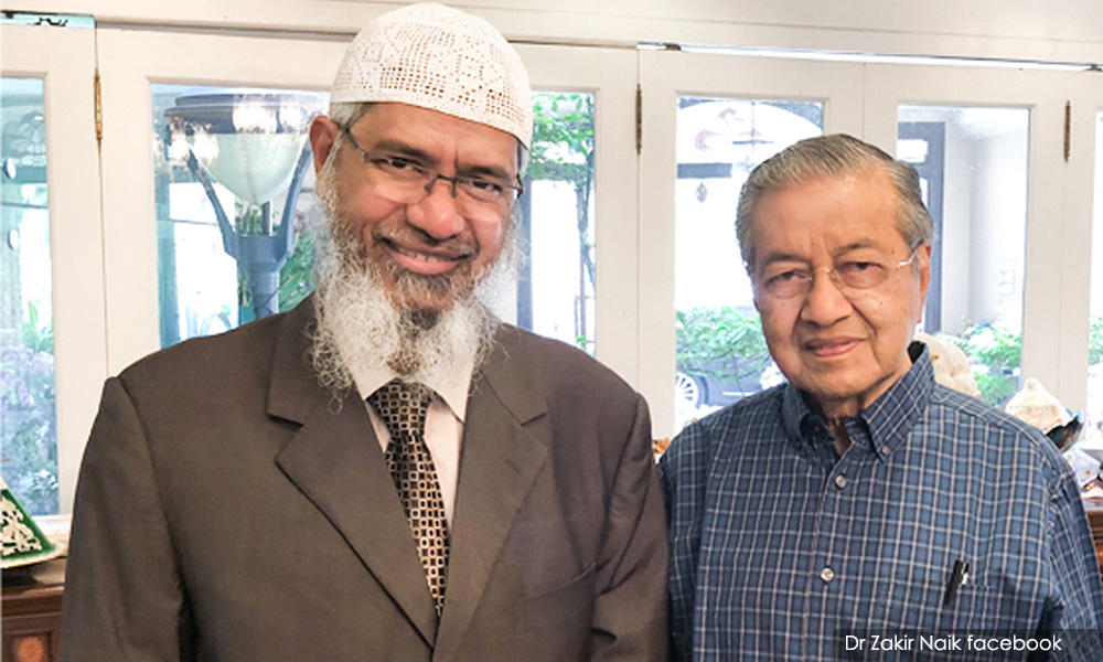 Zakir Naik pose bersama Perdana Menteri Malaysia Mahathir Mohammad.