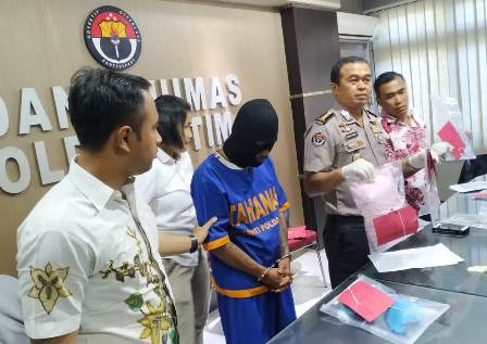 Pelaku penjual istri untuk threesome saat di Polda Jatim. (Foto: istimewa)