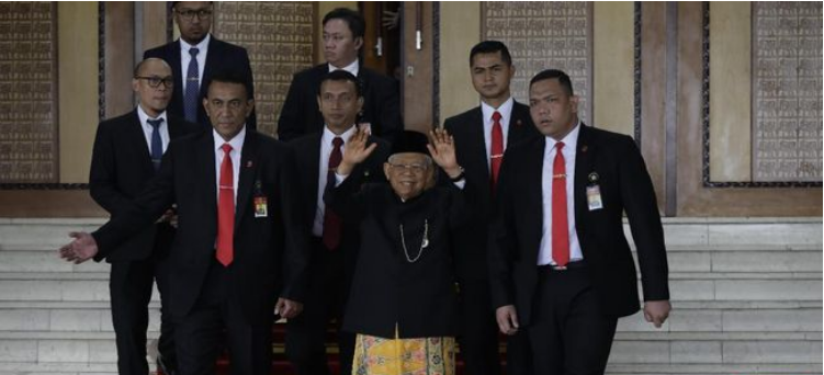 Ma'ruf Amin mengenakan busana adat Betawi.