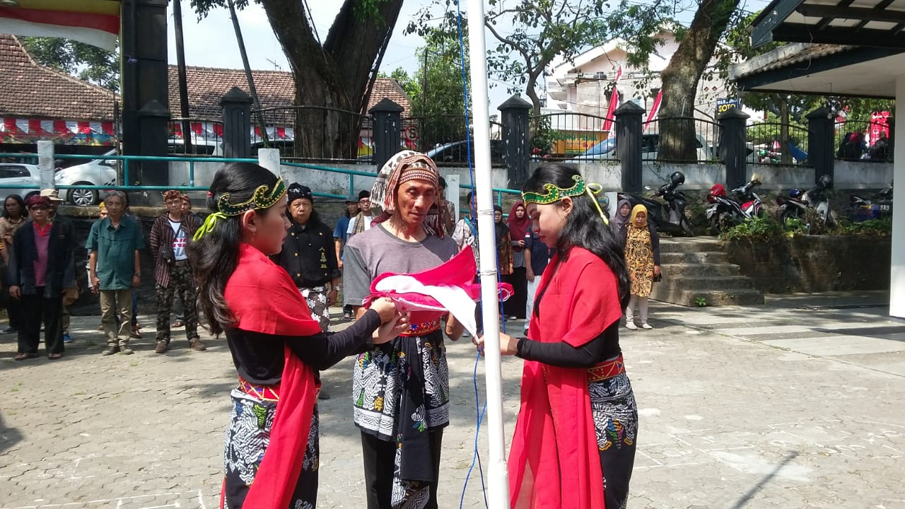 Prosesi pengibaran sang bendera pusaka merah putih di Dewan Kesenian Malang pada 17 Agustus 1945 (Theo/ngopibareng.id)