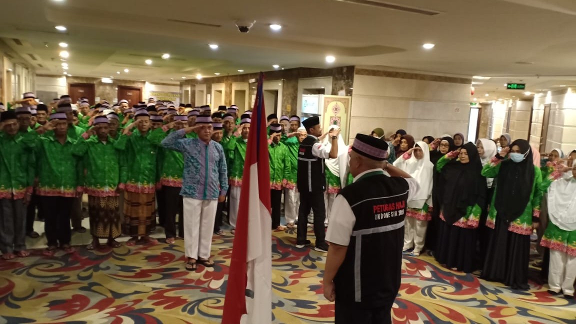 Jamaah haji asal Kabupaten Pringsewu, Lampung, mengadakan upacara HUT ke-74 RI di Makkah. (Foto: nu-online)