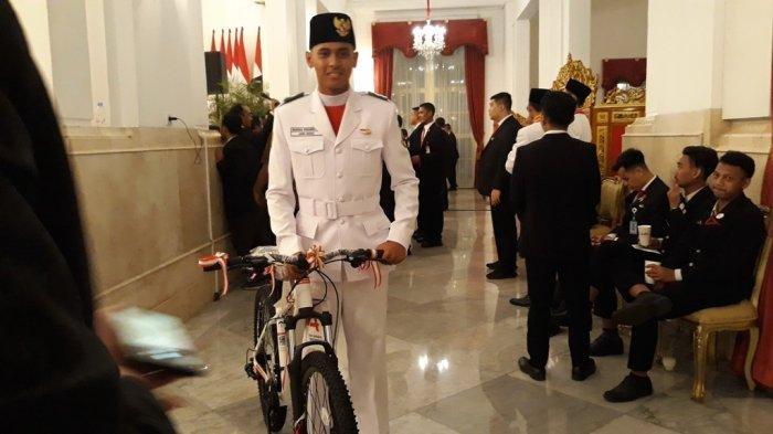 Anggota Paskibraka Rangga Wirabrata Mahardika mendapat hadiah sepeda dari Presiden Jokowi.