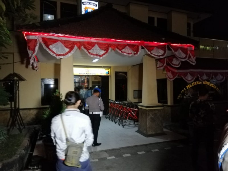 Markas Polsek Wonokromo, pasca serangan simpatisan ISIS, Sabtu, 17 Agustus 2019 malam. (Foto: Istimewa)