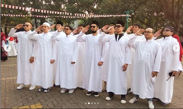 Arie Untung dan kempok Kajian Musyawarah mengikuti upacara bendera 17 Agustus 2019, dengan mengenakan gamis serba putih. (Foto: Instagram Arie Untung)