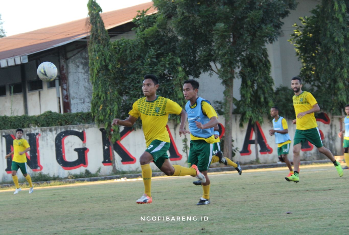 Skuat Persebaya saat melakukan latihan ringan di Lapangan Polda Jatim. (Foto: Haris/ngopibareng)