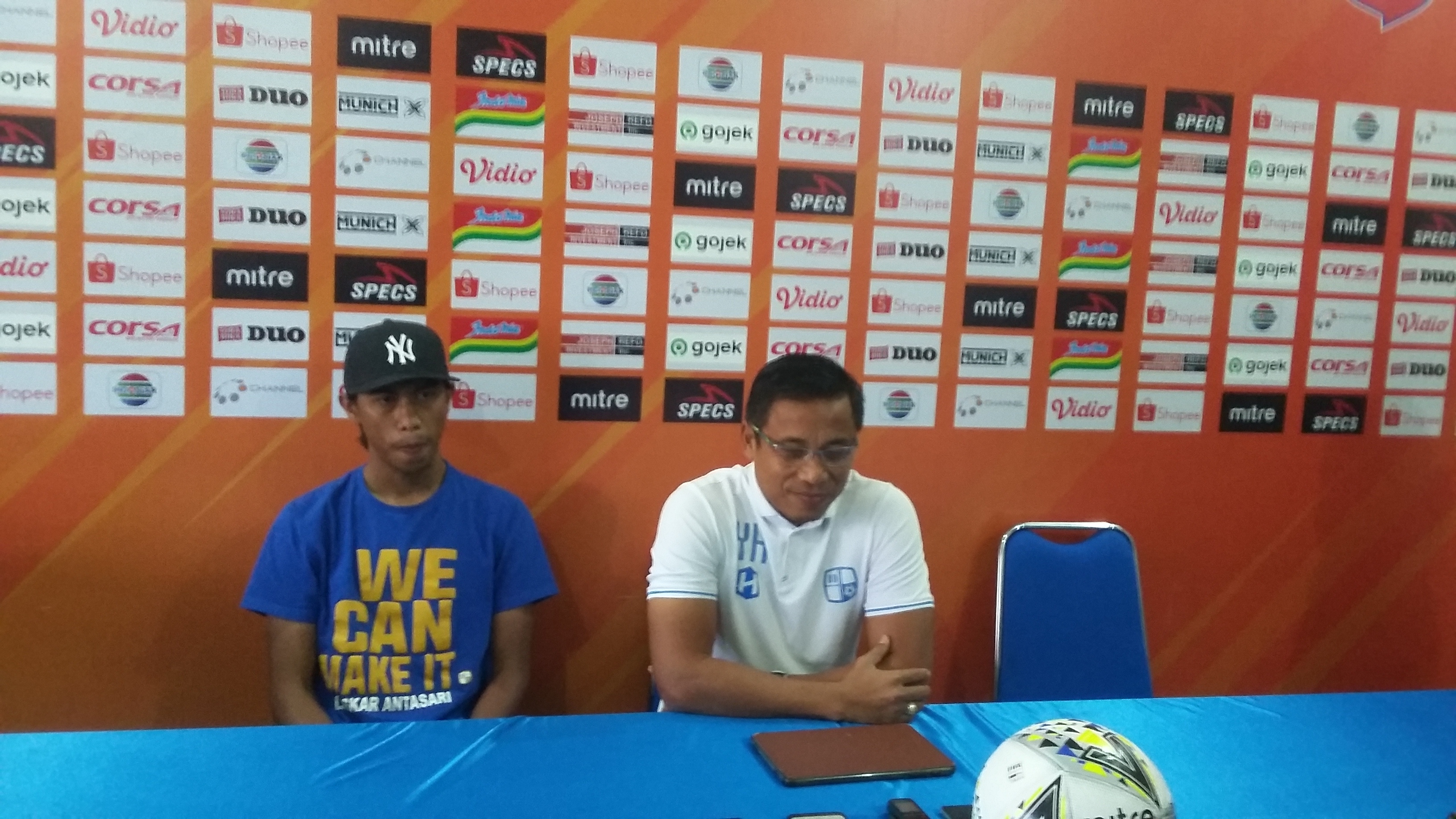 Pemain Barito Putera, Andi Setiawan (kiri) dan Pelatih Barito Putera, Yunan Helmi (kanan) ketika sesi konferensi pers di Kantor Arema FC, pada Minggu 18 Agustus 2019 (Theo/ngopibareng.id)