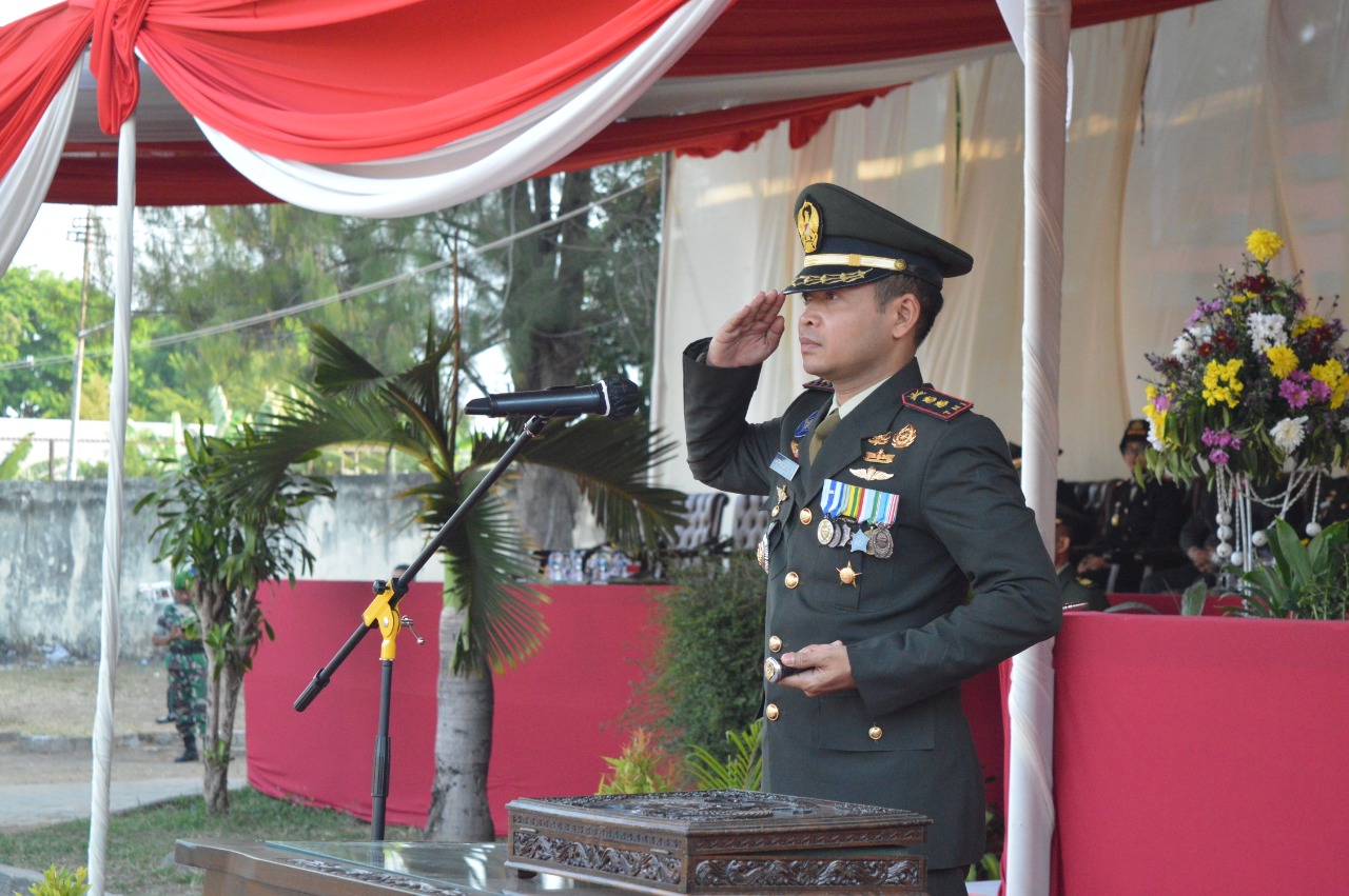 Dandim 0815 Letkol Kav Hermawan Weharima, SH., saat menjadi Irup pada Upacara Penurunan Bendera Merah Putih di Gelora A Yani Kota Mojokerto