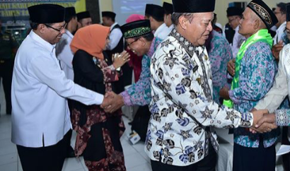 Para jemaah haji saat dilepas Bupati Lamongan. (Foto:Nasih/ngopibareng.id)