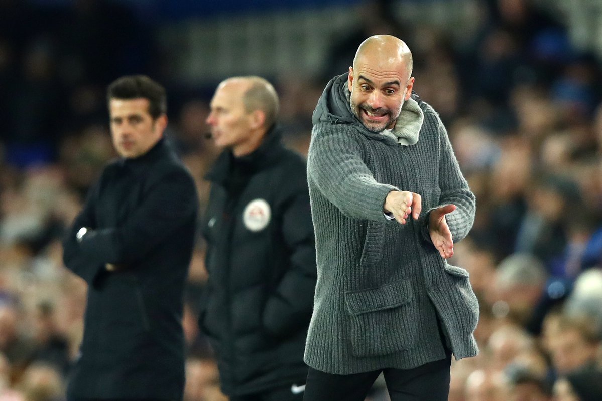 Guardiola tak suka dengan sikap Aguero saat meninggalkan lapangan. (Foto: Twitter/@ManCity)